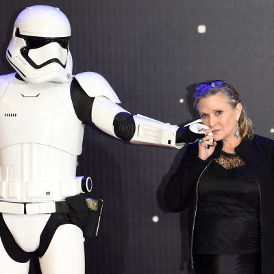En stormtrooper och Carrie Fisher.