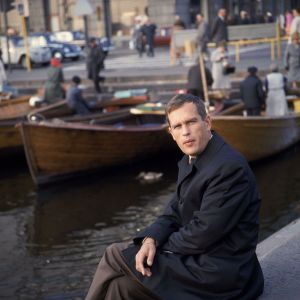Jörn Donner sitter på kajen vid Salutorget i Helsingfors. Bilden är tagen i september 1967. Jörn Donner sitter på kajen vid Salutorget i Helsingfors. Bilden är tagen i september 1967.