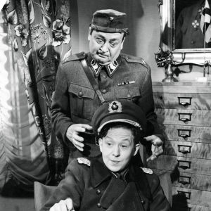 Ylivääpeli (Pentti Viljanen) on aikeissa käydä kenraaliksi pukeutuneen alokkaan (Lasse Pöysti) kimppuun.