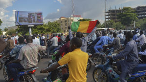 Oppositionsanhängare drog ut på gatorna i huvudstaden Bamako för att protestera mot misstänkt valfusk Oppositionsanhängare drog ut på gatorna i huvudstaden Bamako för att protestera mot misstänkt valfusk