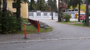 FBK har nu satt upp stolpar vid utfarten där en bil nyligen stod parkerad och försvårade för tankbilen. Utfarten vid FBK i Grankulla.