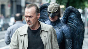 Birdman. "Birdman" (Benjamin Kanes) seuraa Riggan Thomsonia (Michael Keaton) kadulla elokuvassa Birdman