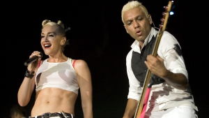 Gwen Stefani och Tony Kanal i No Doubt. Gwen Stefani och Tony Kanal i No Doubt uppträder.