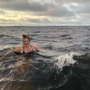 Johanna Vuoksenmaa ui aallokkoisessa meressä.