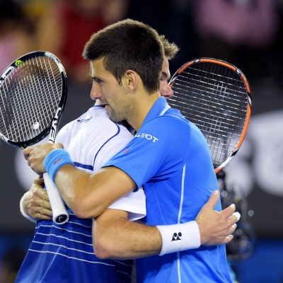 Novak Djokovic kramar om Stan Wawrinka efter semifinalsegern, AO 2015