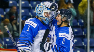 Målvakten Ukko-Pekka Luukkonen klappas om av Oskari Laaksonen efter den klara finländska segern över Slovakien. Målvakten Ukko-Pekka Luukkonen klappas om av Oskari Laaksonen efter den klara finländska segern över Slovakien.