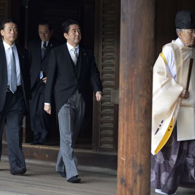 Japans premiärminister Shinzo Abe (i mitten) besöker Yasukuni-helgedomen i Tokyo.