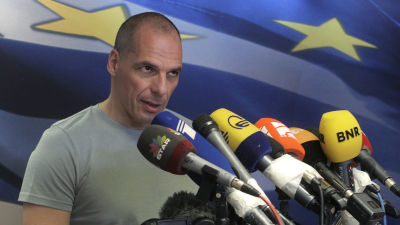 Yanis Varoufakis talar till pressen.