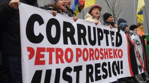 Demonstration i Kiev mot Ukrainas president. "Den korrumperade Petro Porosjenko måste avgå" Demonstration i Kiev mot Ukrainas president. "Den korrumperade Petro Porosjenko måste avgå"