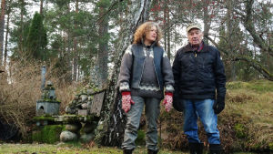 Förväntan blandas med ångest. Att sälja barndomshemmet och flytta bort är ett stort steg för Ylva Fjäder och hennes pappa Torvald. Hennes livs buss