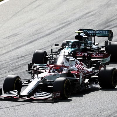 Kimi Räikkönen kör om Sebastian Vettel.
