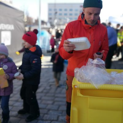 Buu-klubbens programledare på plats på evenemanget Älskade plast på Vasa torg.