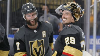 Alex Pietrangelo och Marc-André Fleury firar avancemanget.
