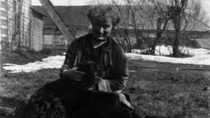 Edith Södergran ville inte bli biograferad. Edith Södergran med hund