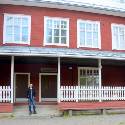 Johan Ahlkvist vid Södra Vallgrund gamla skola.