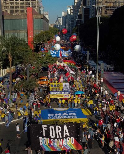 Folkmassor demonstrerar i Rio de Janeiro.