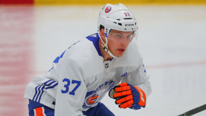 Otto Koivula spelade förra säsongen i Ilves. Otto Koivula i New York Islanders tröja.