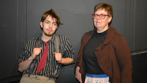 Martin Paul och Annika Gustafsson. Martin Paul och Annika Gustafsson är son och mor i Blood Brothers.