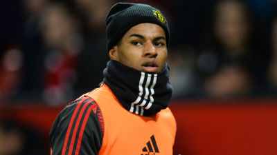 Marcus Rashford värmer upp.
