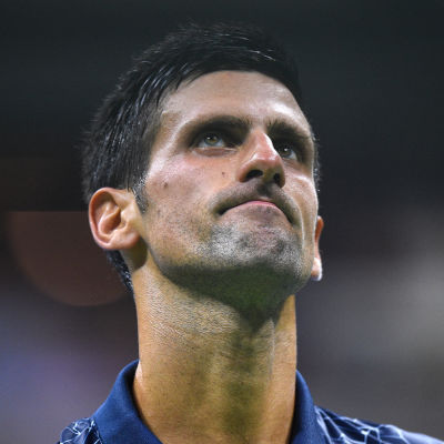 Novak Djokovic tittar uppåt medan han ser något ledsen ut.
