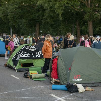 Elokapinas demonstranter har slagit upp tält på Mannerheimvägen i Helsingfors.