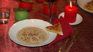 Mustig trattkantarellsoppa med knaperstekt bacon och rosmarintoast