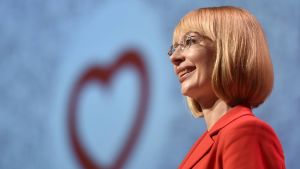 Tytti Tuppurainen. Tytti Tuppurainen talar på SDP:s partikongress i Lahtis 2017.