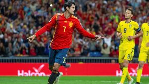 Alvaro Morata satte Spaniens andra straff. Alvaro Morata sträcker ut armarna