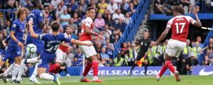 Alex Iwobi slog in utjämningen. Alex Iwobi skjuter mål mot Chelsea.