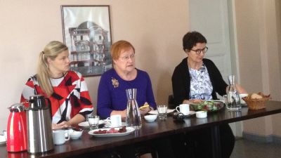 Tarja Halonen äter lunch med de politiska journalisterna 14.10.2014