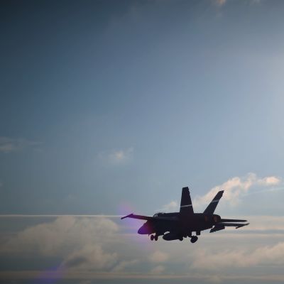 Ett av Flygvapnets Hornet-plan lyfter från en landsvägsbas i Rovaniemi under operationsövningen Ruska 20, oktober 2020.