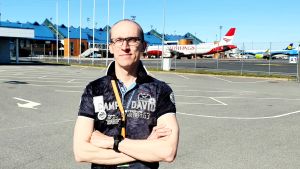 Eero Pärgmäe Eero Pärgmäe, kommersiell chef på Tallinns flygplats med några flygplan i bakgrunden.