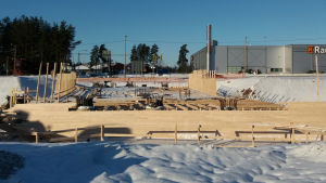 Här byggs bron över riksväg 25 som ska ersätta den nuvarande korsningen. Brobygge över riksväg 25 i Lojo.