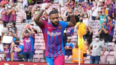 Memphis Depay firar i Barcelona.