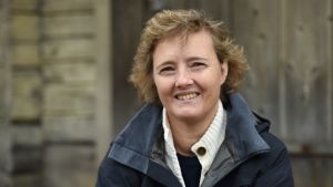 Susanne Sandvik-Hannuksela efterlyser kommunal satsning på arbetsplatser. Kvinna i tröja och jacka
