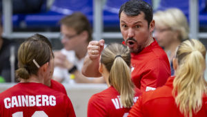 Vinna eller försvinna för Grinsjins HIFK. HIFK:s damtränare Rostislav Grinisjin under en timeout i oktober 2018.