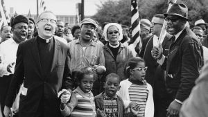 Från ett av protesttågen från Selma till Montgomery 1965. I förgrunden medborgarrättsledarna Martin Luther King och Ralph David Abernathy med fruar, samt paret Abernathys barn. Den vite pastorns namn är inte känt. Svarta medborgarrättsaktivister marcherar år 1965