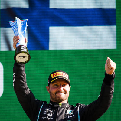 Valtteri Bottas firar på prispallen.