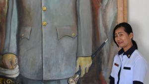 Basariah Bayuni fungerar som guide i ett museum i huset där Sukarno växte upp. Hon anser att Sukarno var Indonesiens bästa president även om hans politik höll på att ruinera landet. asariah Bayuni fungerar som guide i ett museum i huset där Sukarno växte upp. Hon står framför en stor målning av Sukarno.