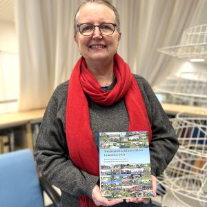 En kvinna håller i en bok