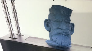Figur tillverkad i en av Formons 3D-printrar. En byst av en gubbe tillverkad i en 3D-printer.