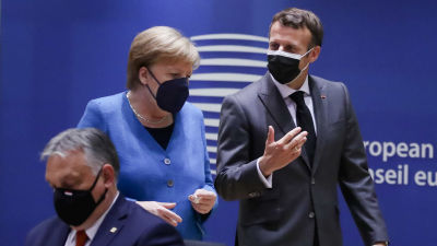 Tysklands förbundskansler Angela Merkel diskuterar med Frankrikes president Emmanuel Macron vid toppmötet i Bryssel i maj, I förgrunden ser man Ungerns omstridda premiärminister Viktor Orban.