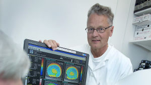 Timo Tervo, professor i trafikmedicin, skulle gärna se att polisen fokuserade på riskpersoner i trafiken istället för att skriva ut flera böter. Timo Tervo, professor i trafikmedicin.