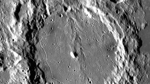 Alphonsus-kraatteri LRO-luotaimen kuvaamana. Se oli eräs Apollo-lennoillekin suunnitelluista kohteista.