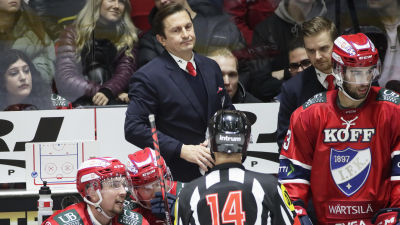 HIFK:s chefstränare Ville Peltonen snackar med domaren.