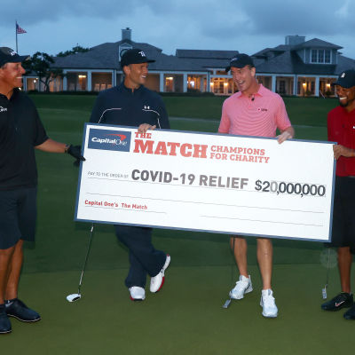 Phil Mickelson, Tom Brady, Peyton Manning och Tiger Woods håller i en check på 20 miljoner dollar.