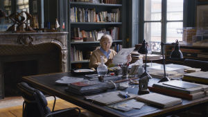 Georges Laurent (Jean-Louis Trintignant) är bitter och trött och vill helst inte bli störd. Georges (Jean-Louis Trintignant) sitter vid skrivbordet i sitt stora arbetsrum.