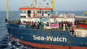 Migranter ombord på Sea-Watch vädjar om öppna hjärtan och öppna hamnar Fartyget Sea-Watch på Medelhavet
