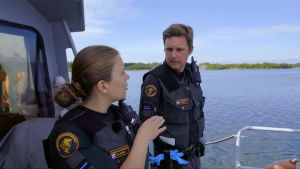 Woman on deck! Jessica med en kollega inför nästa uppdrag. Sjöbevakaren Jessica med en kollega på ett båtdäck.