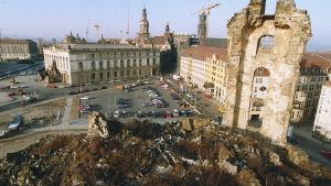 Den 4 januari 1993 började man förbereda återuppbyggnaden av Frauenkirche efter bombattackerna i Dresden 1945. Den 4 januari 1993 började man förbereda återuppbyggnaden av Frauenkirche efter bombattackerna i Dresden 1945